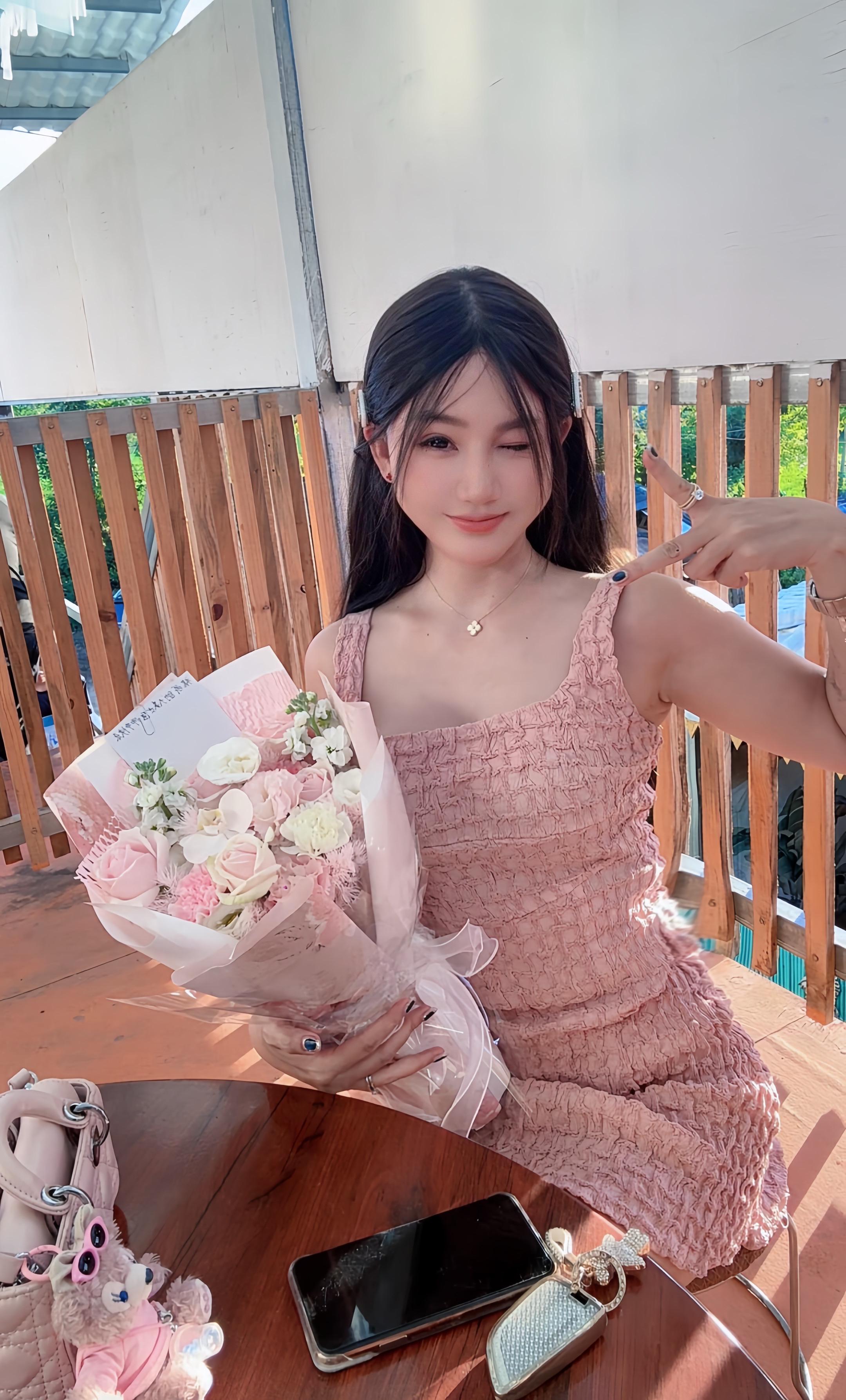 “医师节  今天的爱是姐妹给的，也同㊗️我医路姐妹 医路生花 医帆风顺...