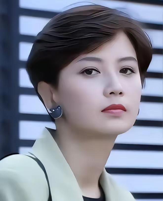 2002年，37岁的曾华倩签字离婚，主动放弃了夫家全部的豪门资产，不要房也不要存