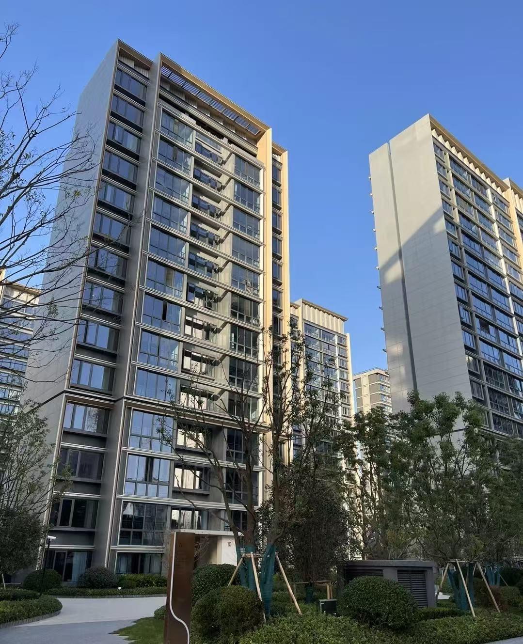 上海一对小情侣看房半年终于刷卡，男方家掏出470万首付，女方只拿得出30万，却坚