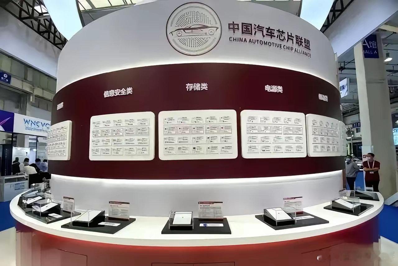 2025年，美国继续卡中国芯片设备出口，长江存储被列入实体清单后，先进光刻机和刻