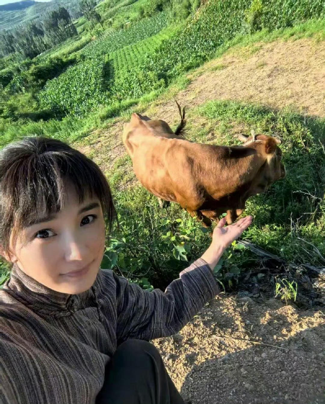 杨幂种地吧 俺娘来种地了！其实绣绣在这块是职业选手[馋嘴][馋嘴] ​​​