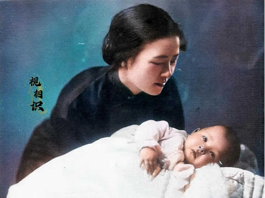 1929年，林徽因和还在襁褓中的女孩梁再冰的合影，画面中的小梁再冰，好奇着睁着一...