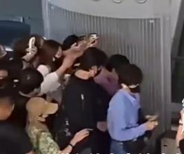 泰航拒载22名中国人另有内情，安保“拉眼角”是嘲笑这帮追星族！

 关于泰航拒载