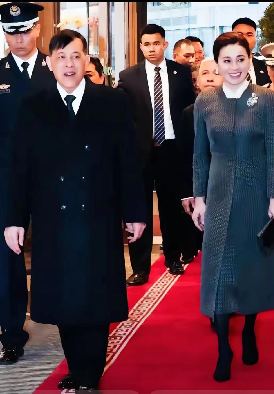 苏提达王后是华裔家庭出身，曾是空姐，长得十分漂亮端庄，气质高雅，传媒博士学位，擅