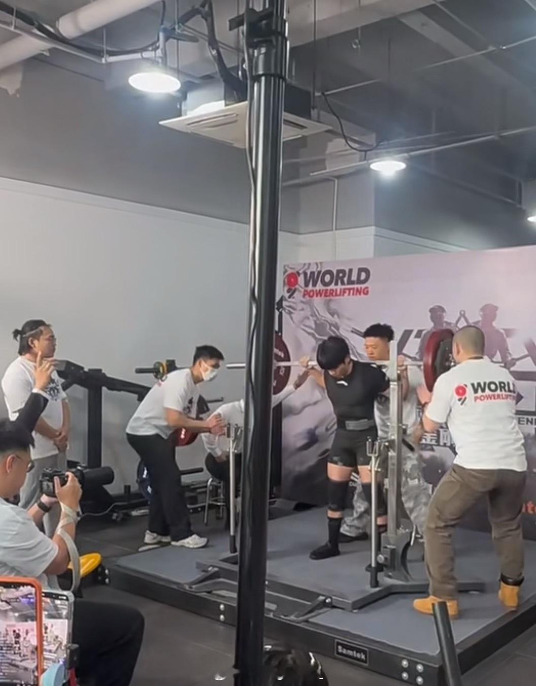 杨和苏今日参加力量举比赛现场💪太狠了杨和苏 太狠了！ 