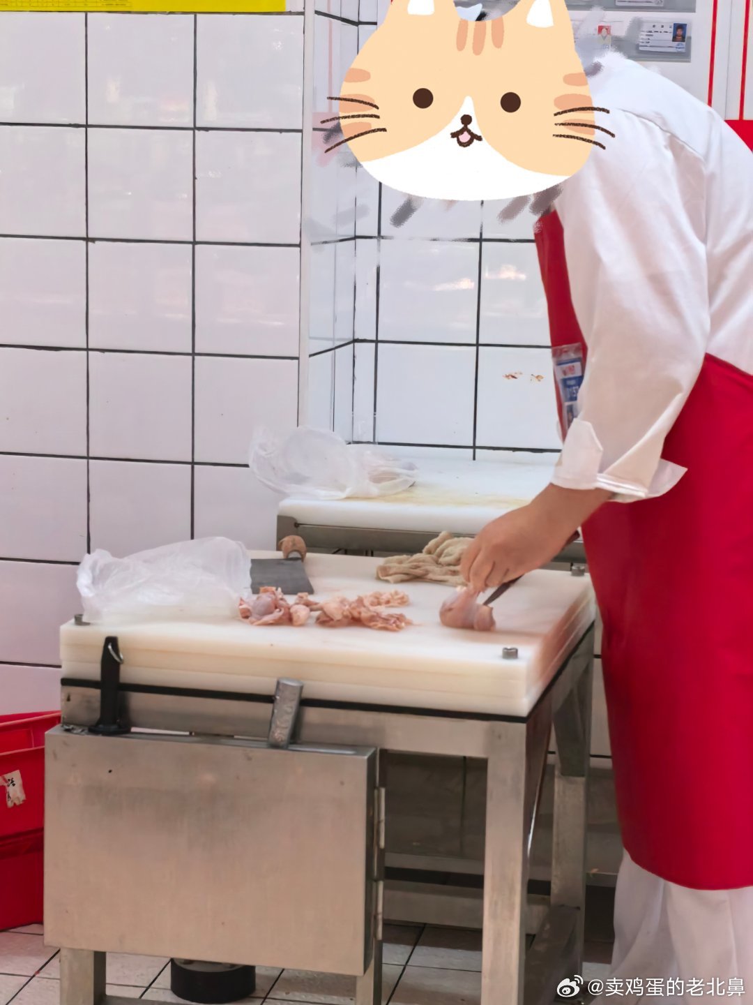 和大儿去大润发买鸡腿🍗。买了三个。之前每次买了都是我拿回家自己去骨。今天称好称