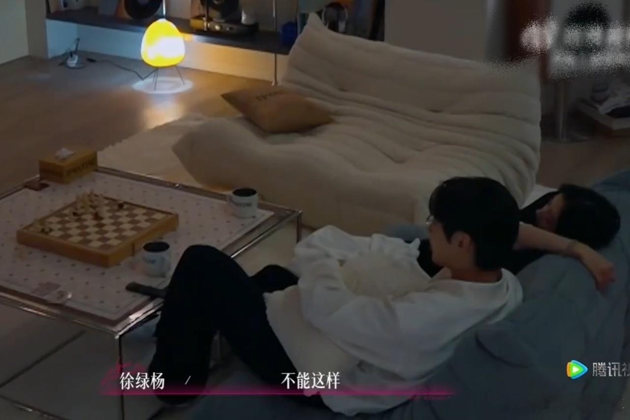 周佑凌牵手先征求柳柳同意柳柳不好意思和周佑凌牵手 柳柳在镜头前牵手会害羞到找东西