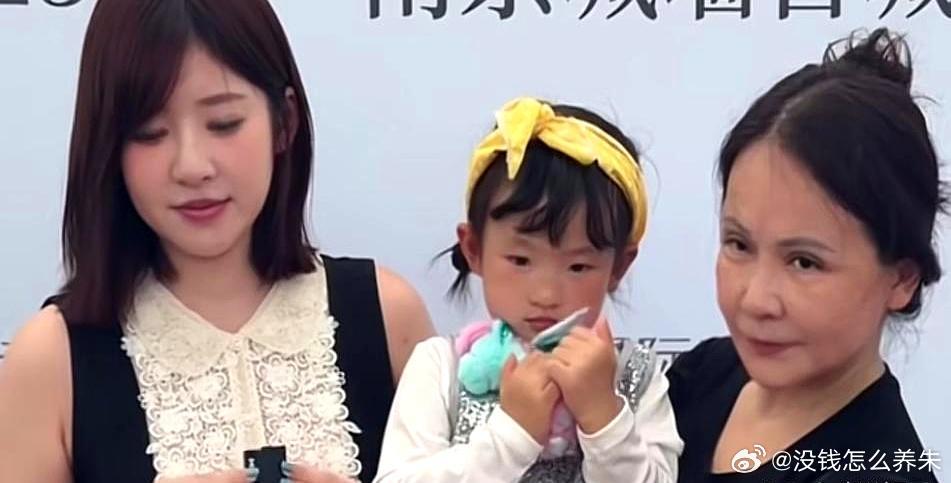 黄一鸣仍旧坚持发声，其多个账号相继被封，小号“我是闪闪”也再次被封，目前仅剩其母