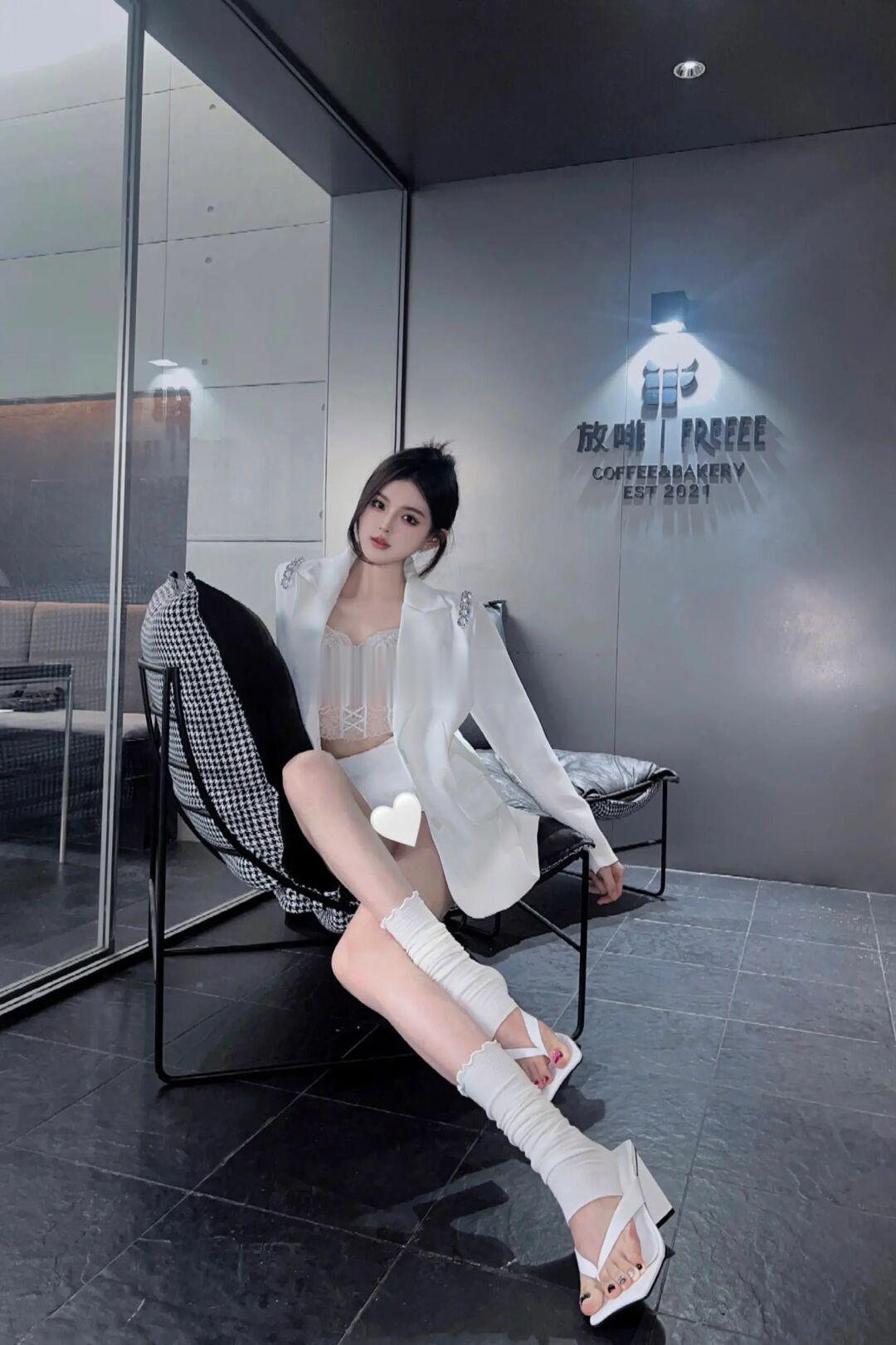 不是你一见钟情 是姐姐今天穿了包臀裙