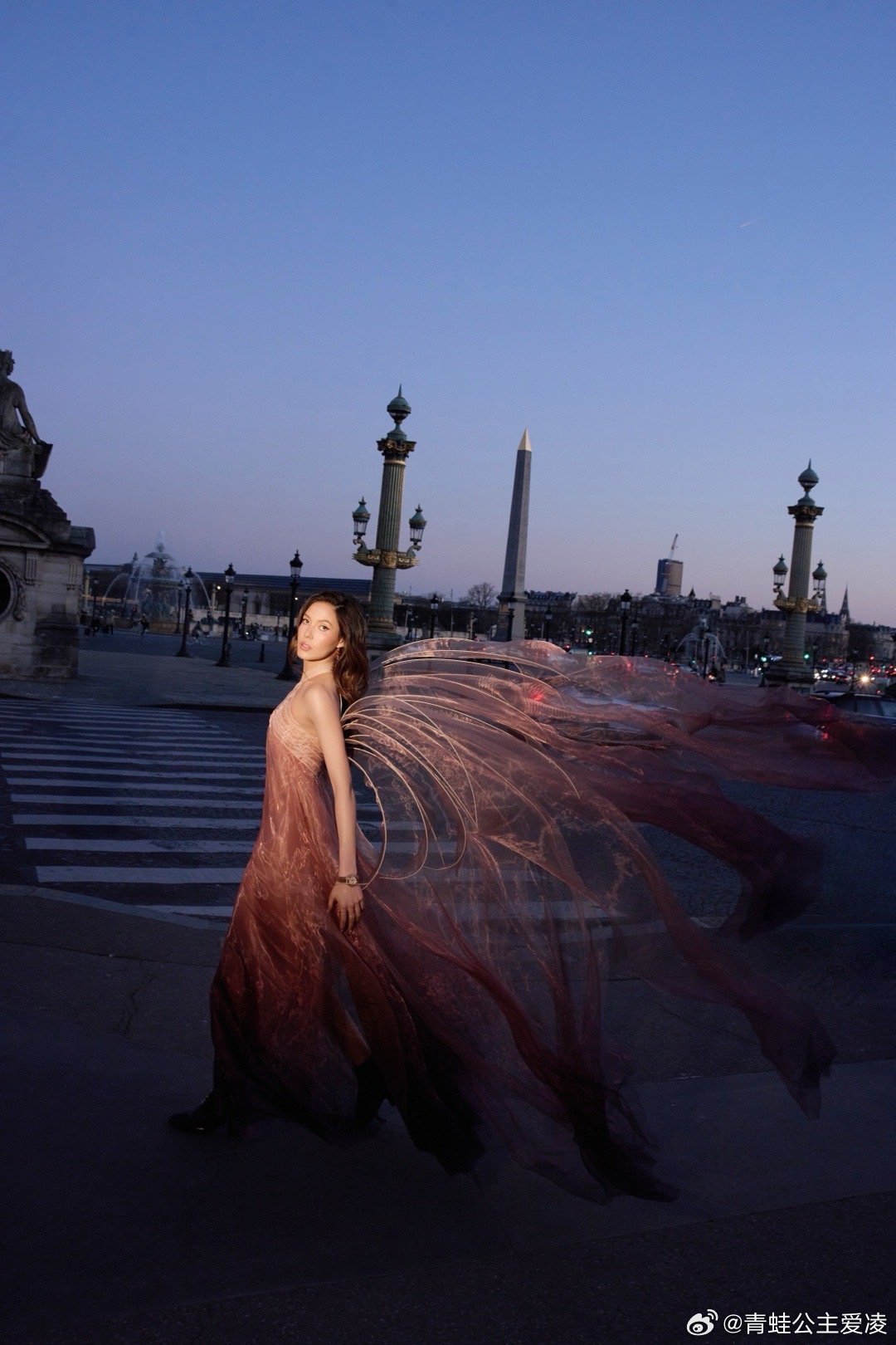 #谷爱凌时尚表现力夯爆了# 谷爱凌更新社媒晒照：元宵节快乐九亿少女的梦，时尚表现