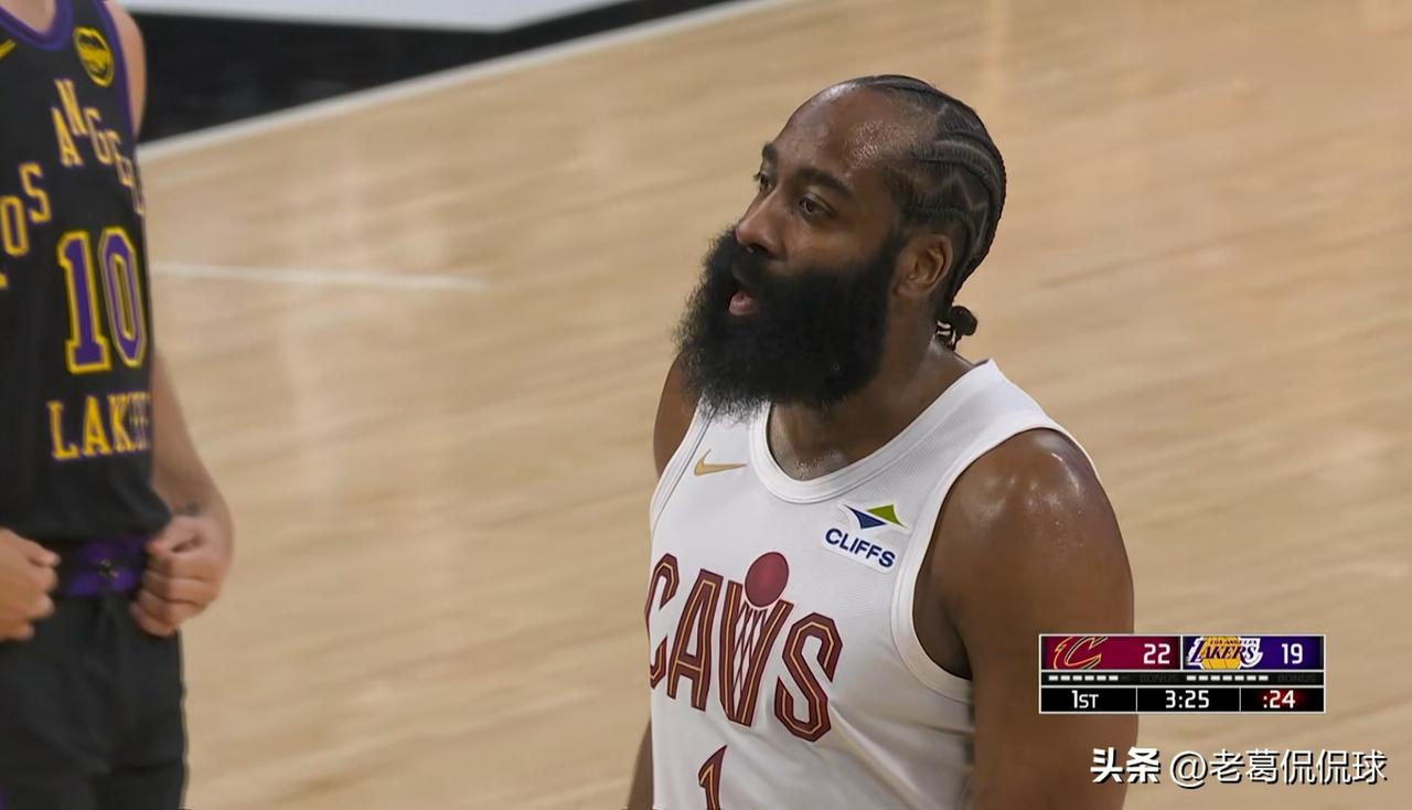 骑士超级巨星哈登竟然怒抢零篮板！在今天骑士客场以113：127输给湖人的比赛中，