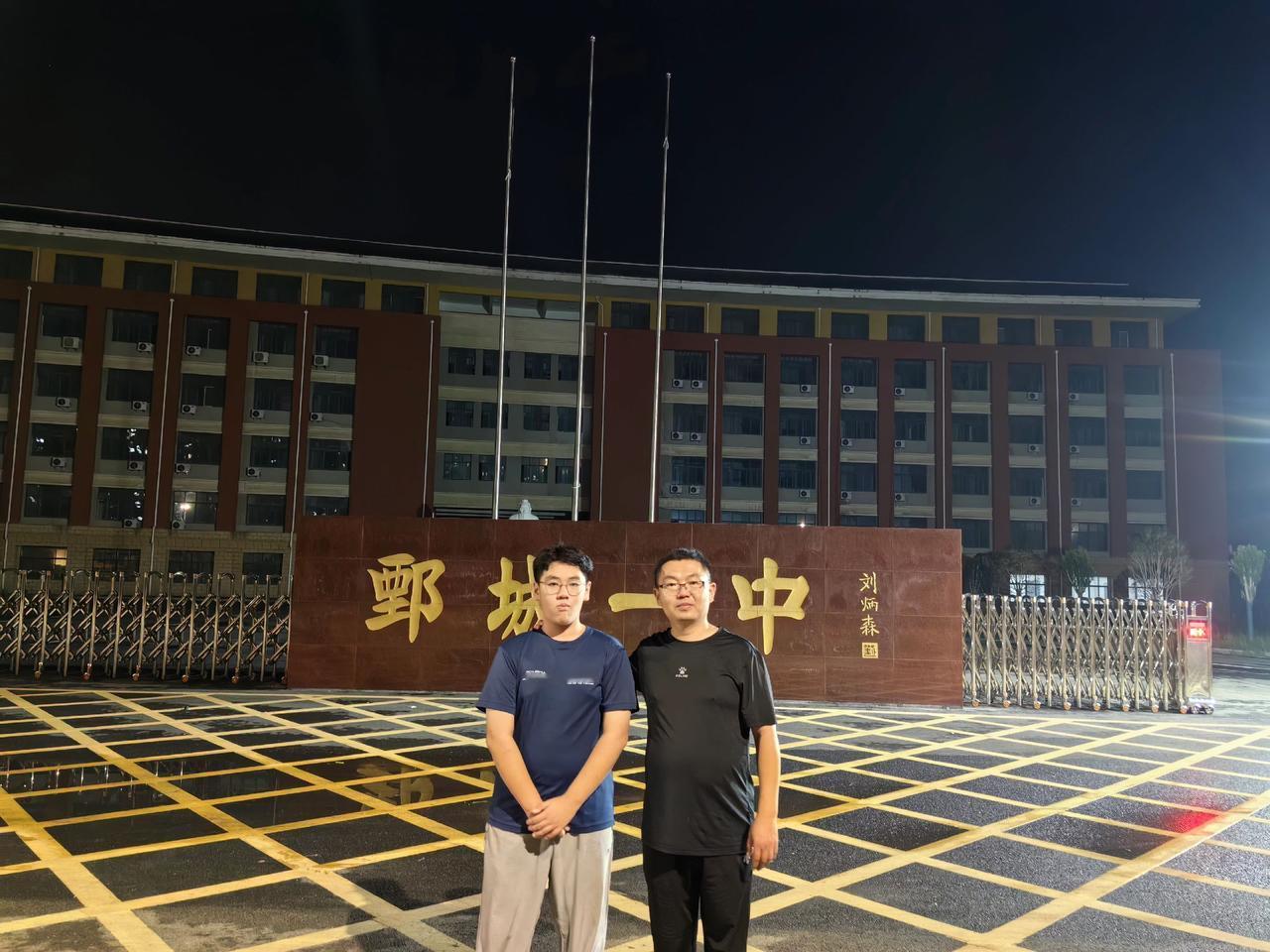 二十五年前我来到这里，今天和我的校友亲切合影。