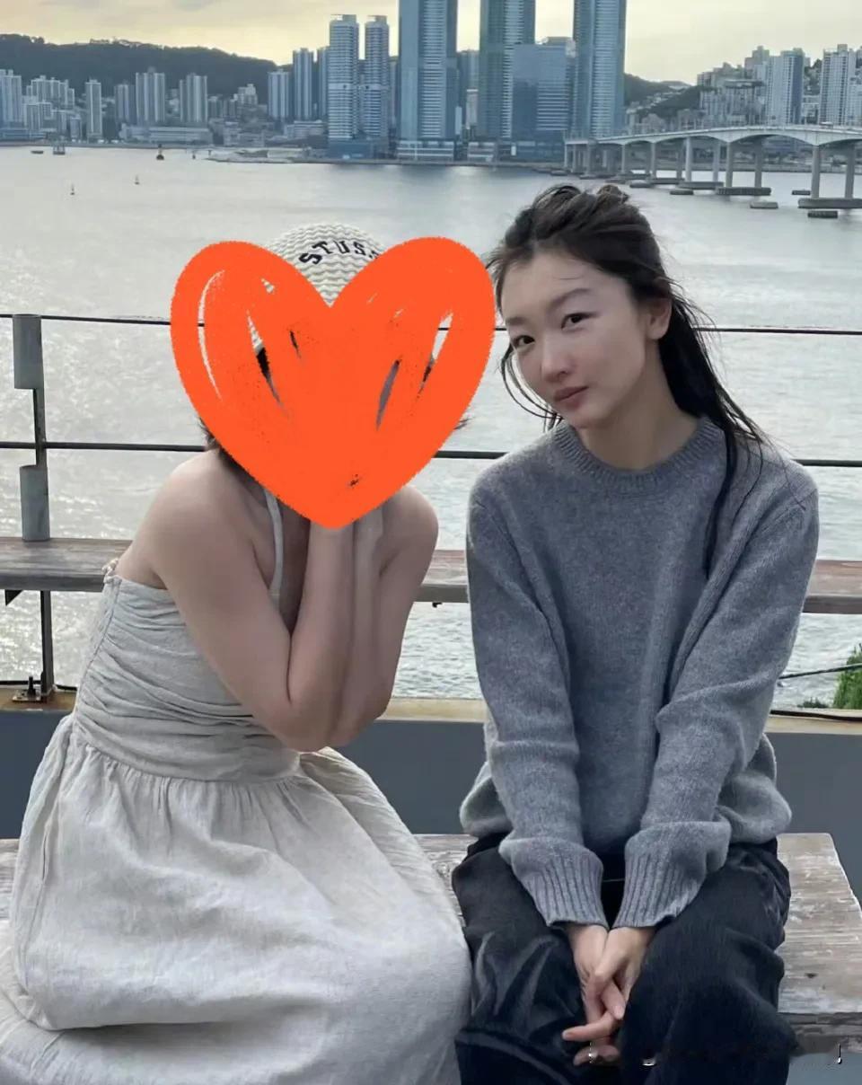 周冬雨在韩国釜山和网友的合照，没有架子，纯素颜大方出镜。
看看这状态怎么样？
周