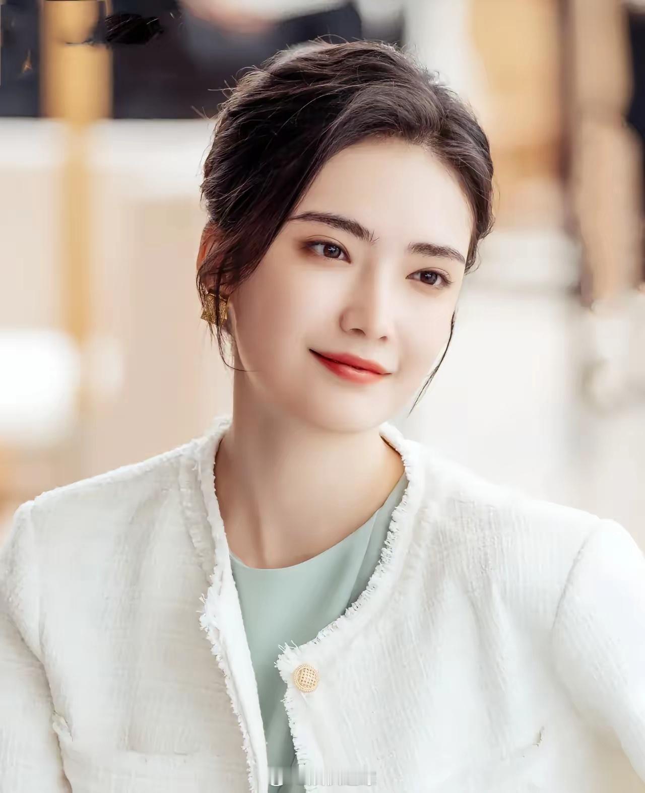 《婚内婚外》里，加奈那饰演田秋子相当出彩。她长得清新漂亮，透着机灵劲儿，浑身散发