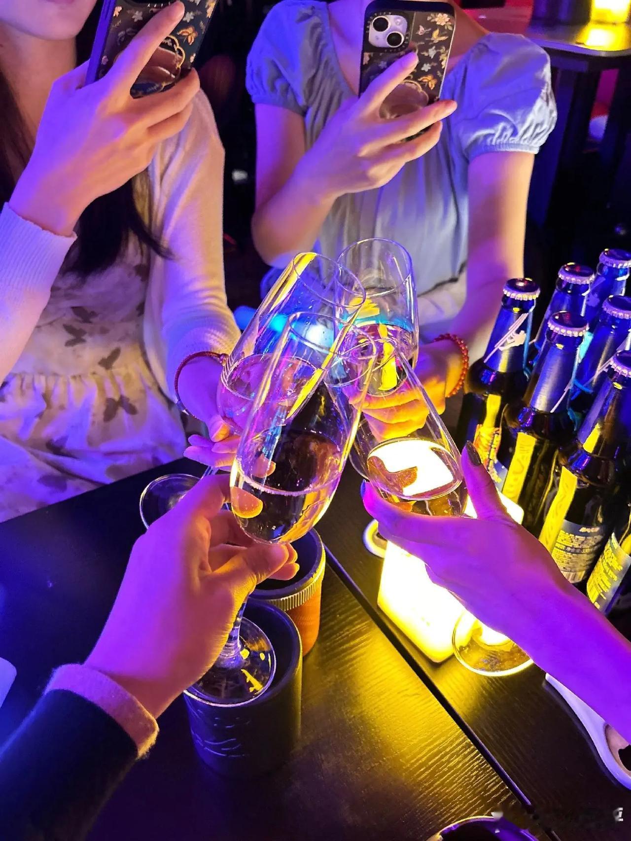 朋友邀我喝酒说他离婚了。点了一支烟笑了！多大点事呢！一个要离婚的女人在她提出来以