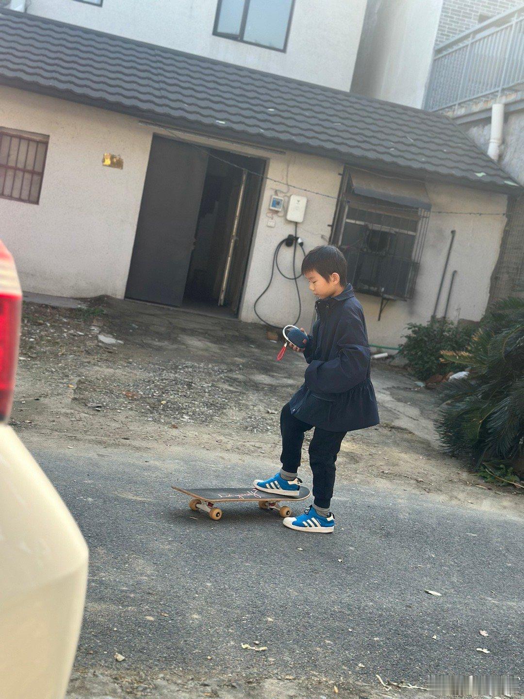 生了一个喜欢穿我衣服的男孩可惜了，如果是女儿一起可以买很多喜欢的衣服和适合女孩子