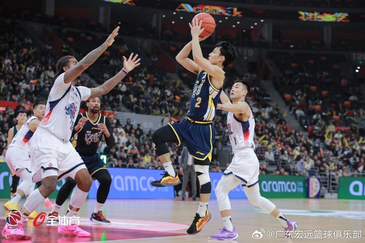 徐杰这个左膝。。。。。。保护措施越来越多了。得弄个替补呀。。。。。。。cba