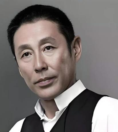 陈道明说：
“宁可找个没文化的老实人，
也别嫁给一个满嘴漂亮话的伪君子。”

女