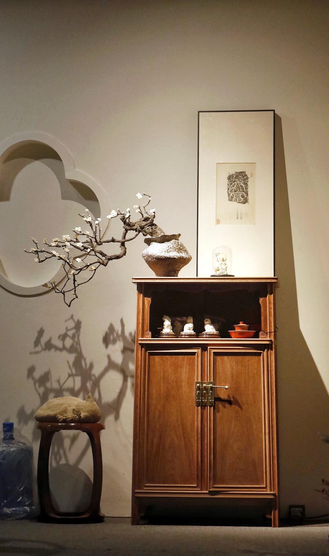 枯木×猛犸｜寒梅雅枝枯木为骨，猛犸嵌蕊，整枝雕琢寒梅雅景。枝干苍劲嶙峋，梅蕊莹润