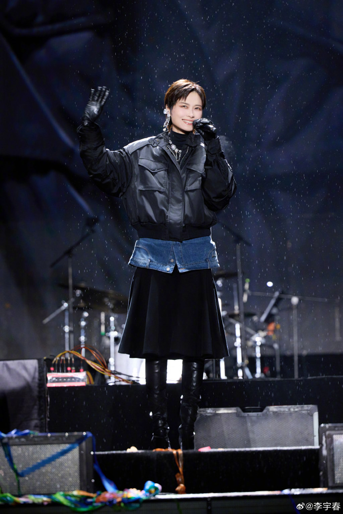 李宇春的家乡情怀，从一碗绵阳米粉开始！绵阳演唱会上她反复安利，连鸡汤味都夸得真诚