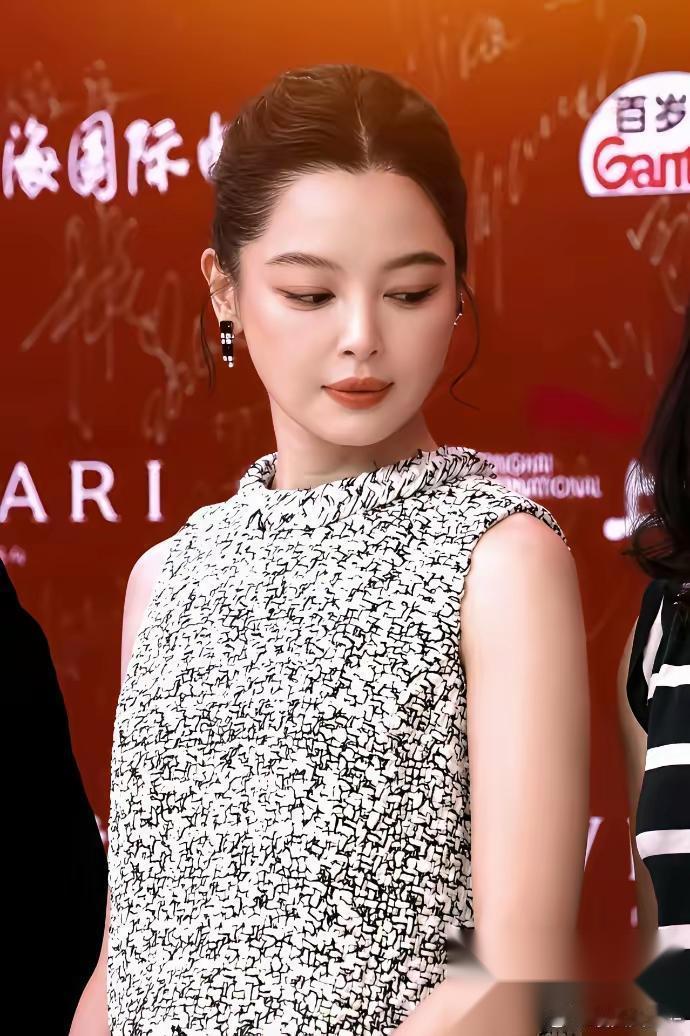 我表妹在线下见过辛芷蕾 偷偷跟我说 好多女艺人线上线下完全两副模样，辛芷蕾的反差