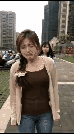 什么情况能让小姐姐在大街上伤心的落泪，看着让多少男人心痛呀。
