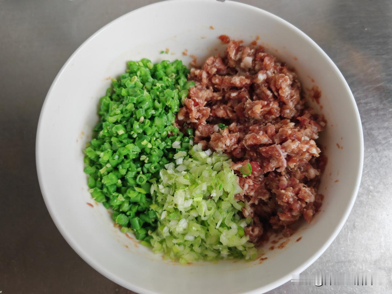包饺子～
冰箱里还冷冻半盒肉馅，拿出来解冻，下午把长豆角洗净焯水，剁碎，一棵大葱