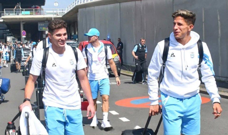 奥运期间，阿尔瓦雷斯和三太子开玩笑说:“我来了来了，和你爹说别再给我打电话了”[