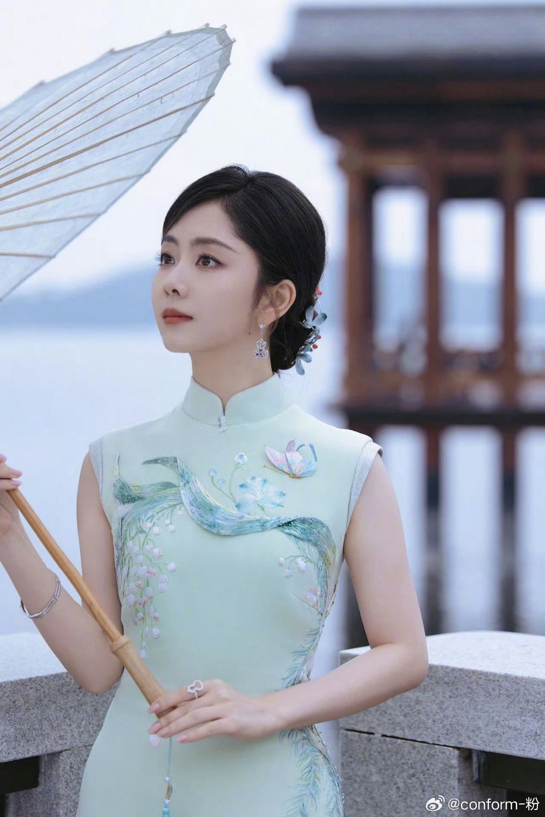 谭松韵端午晒旗袍照端午晚会 节目组准备了丰富的民俗表演节目，谭松韵放出晚会登台旗