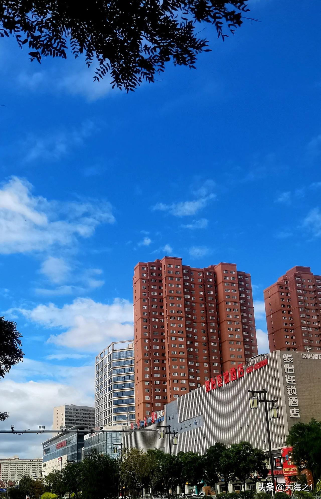 雨后的天空蔚蓝一片（原创）
#随拍苍穹# #晨拍身边景# #雨后都市的天空# #
