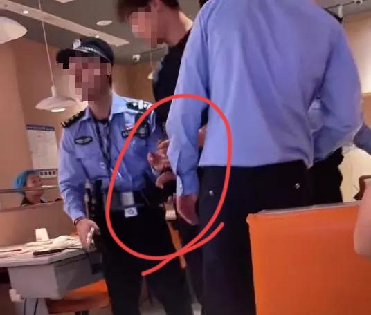 情侣吃饭吃到一半被戴手铐带走？
这离谱场面就发生在青岛一家店里
小伙刚问“怎么了