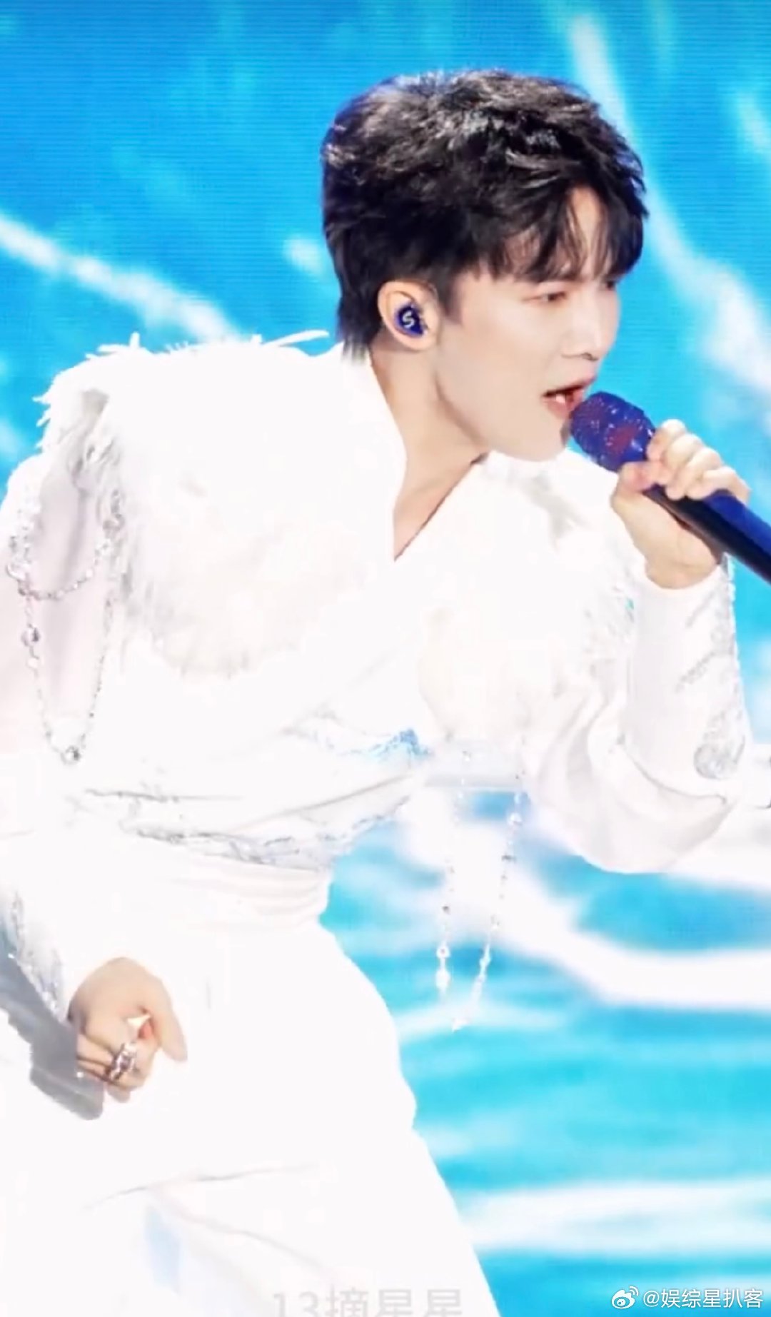 周深新歌求真首唱周深新歌求真舞台首秀周深的舞台永远不会让人失望，《求真》首唱热血