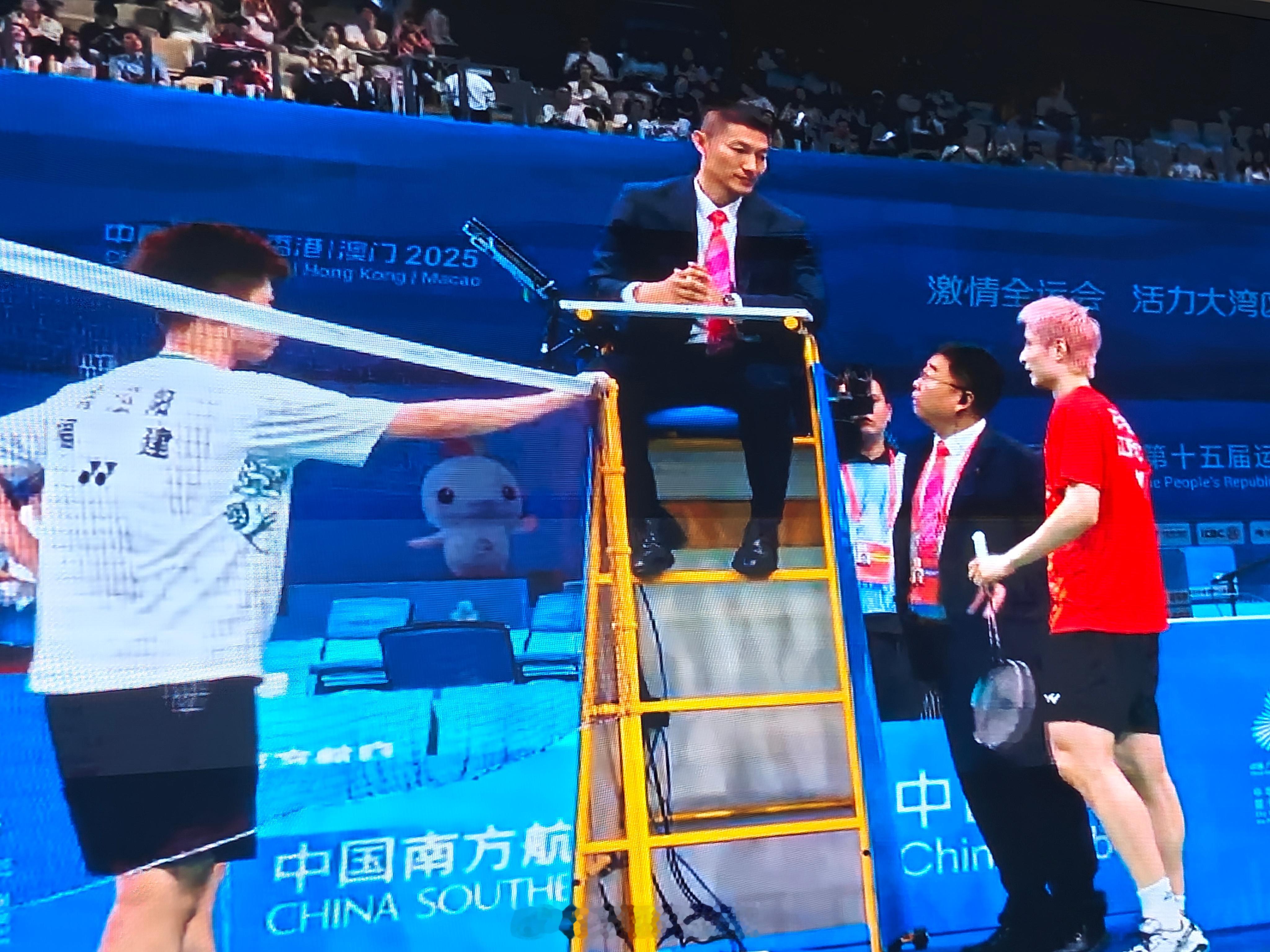 石宇奇因伤退赛，翁泓阳晋级四强