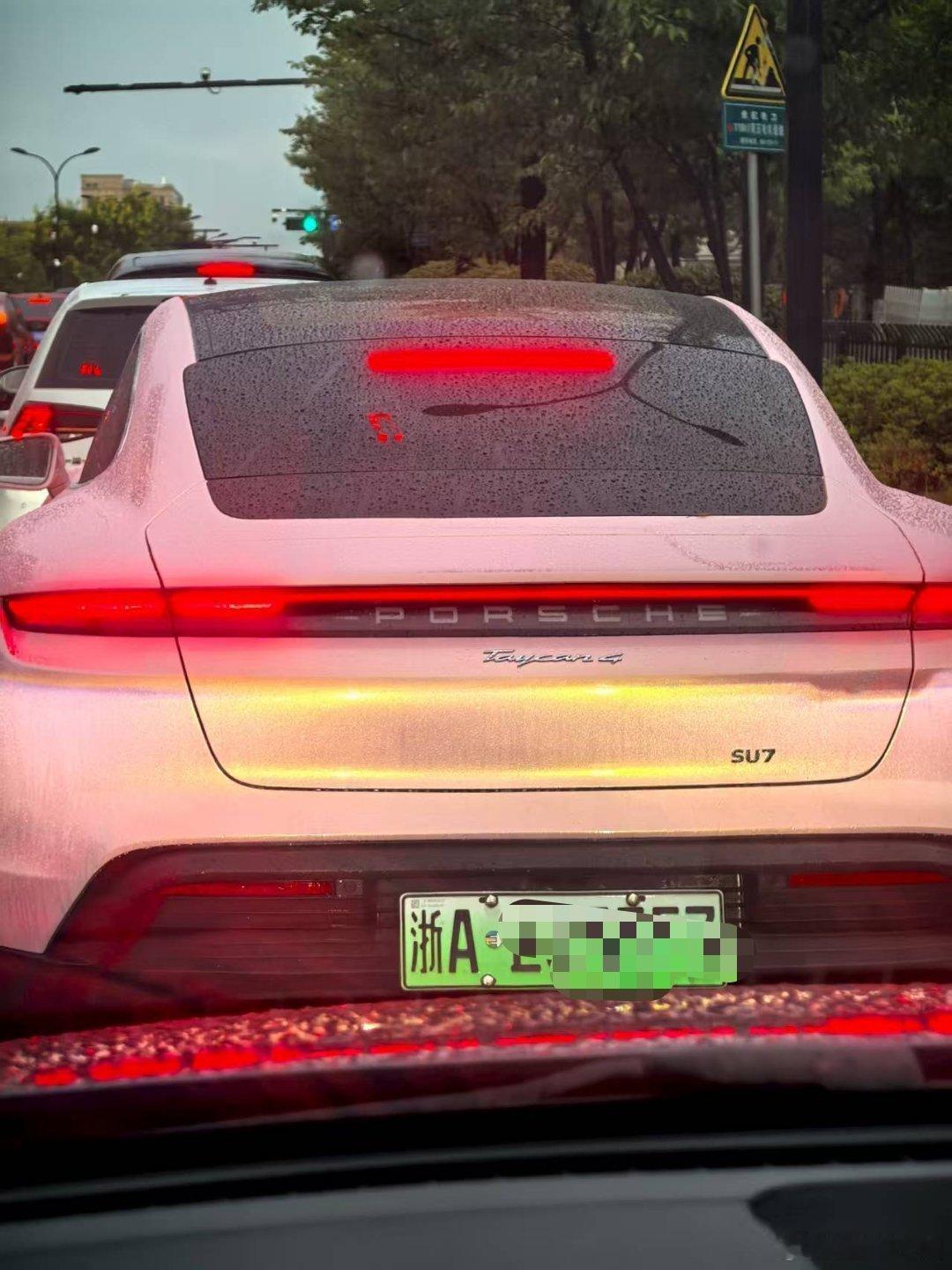这个保时捷车友有点意思！[坏笑] ​​​