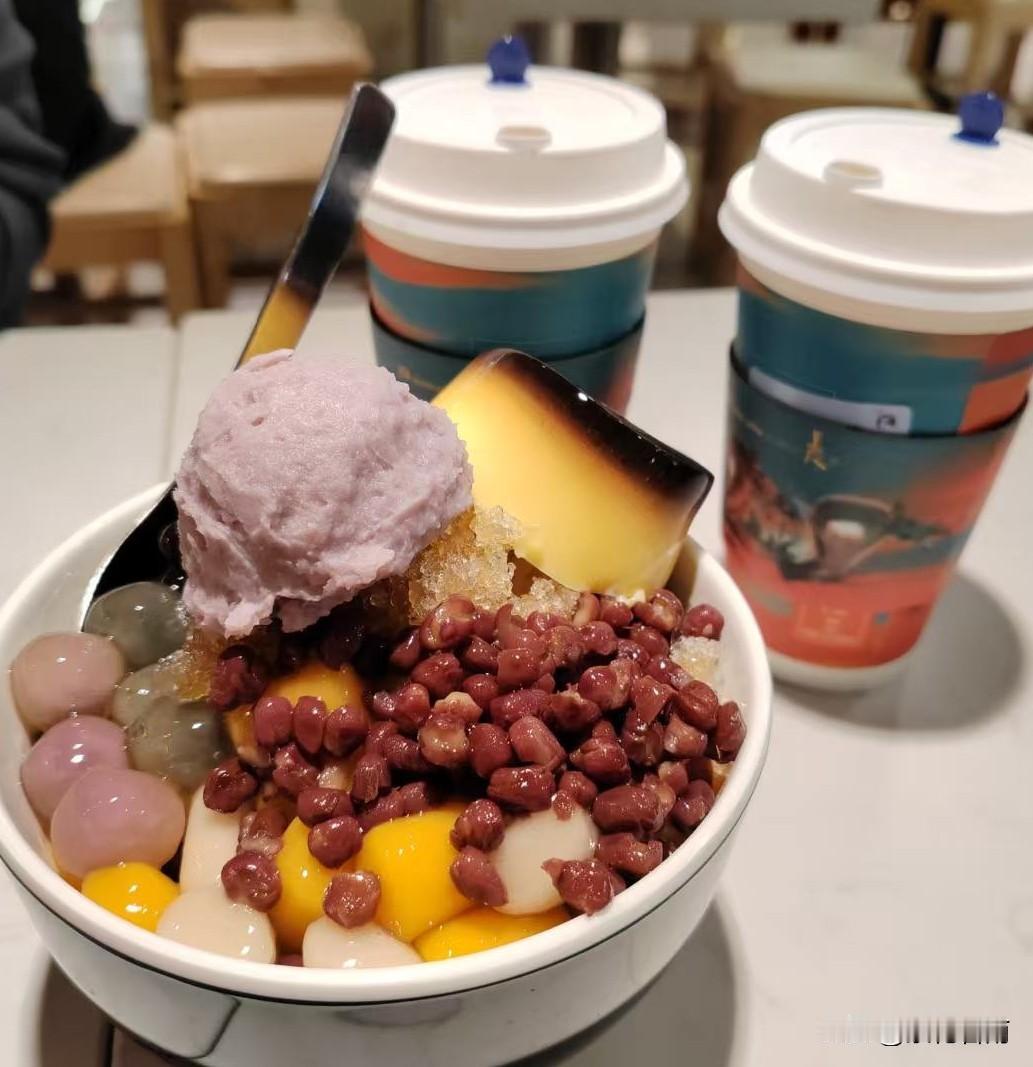 今天下午去逛观音桥耍，女儿说要去吃鲜芋仙，老公说是什么东西，听都没听过，女儿说就