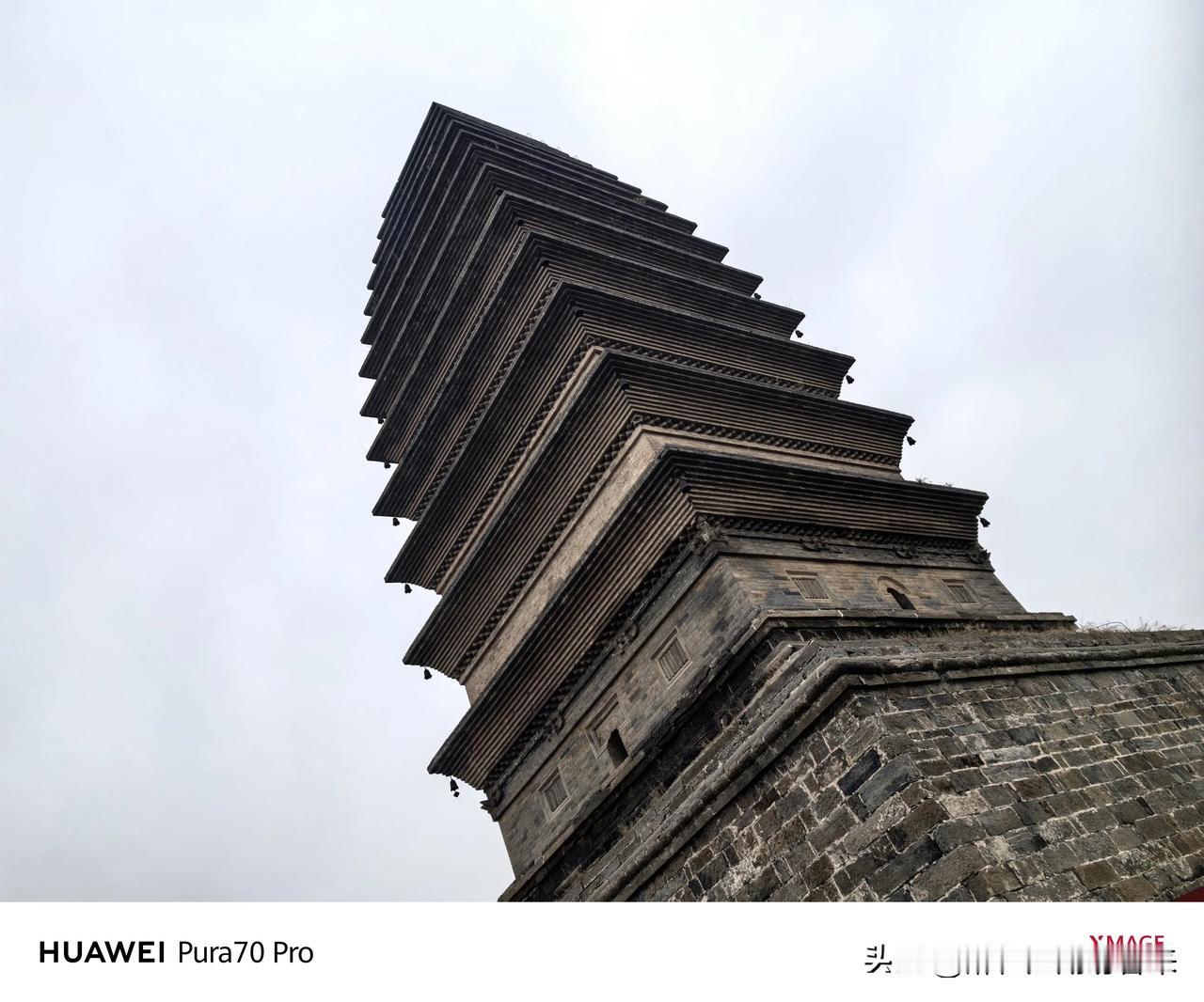 古塔耸立，云雾缭绕，静谧而庄严。