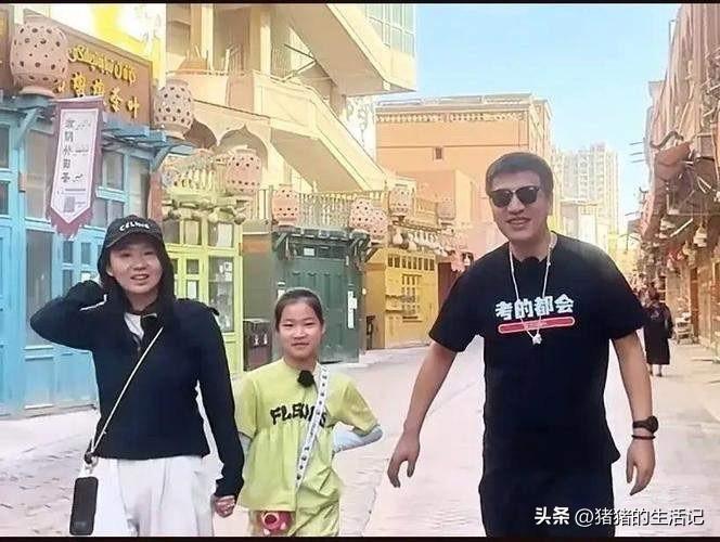 这是2024年，张雪峰一家三口的合照，当时一家人在新疆旅游，拍摄下这张温馨的家庭