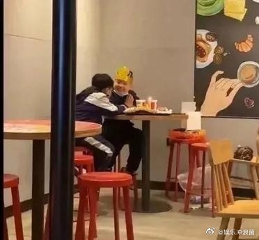 肯德基遇到的一幕，被感动到了，希望他们友谊长存 ​​​