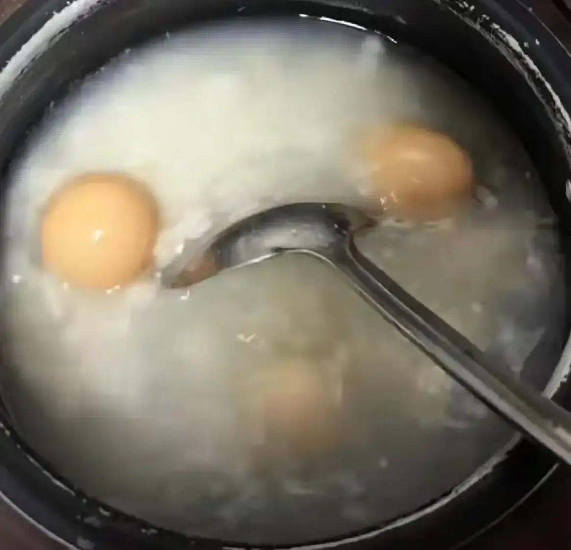 早餐桌上的稀饭和鸡蛋，本是最寻常不过的人间烟火。可谁能想到，一碗“鸡蛋稀饭”硬是