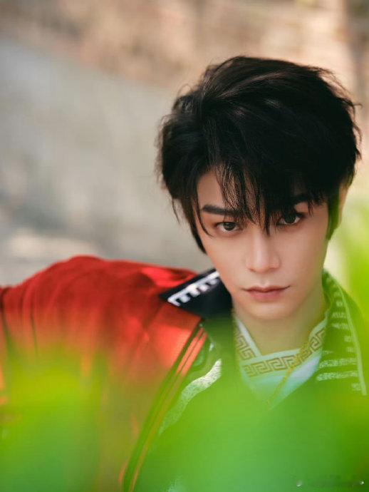 范思哲携手北京国际电影节在时尚与艺术的浩瀚宇宙中，每一次跨界合作都像是一颗璀璨的