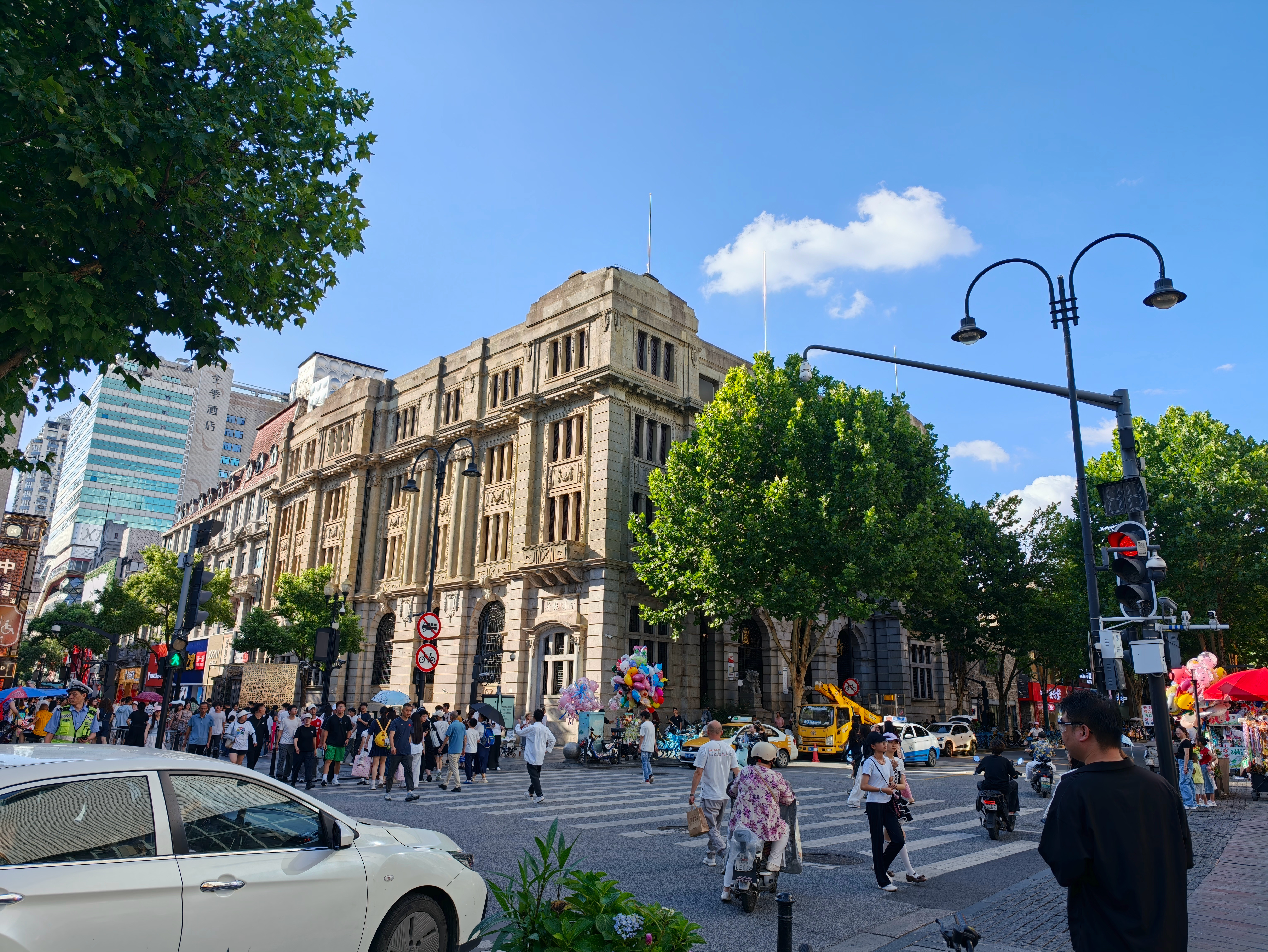 江汉路搭了一个米家空调『火炉城市降温计划』展，展示了小米空调全新强劲风 Pro 