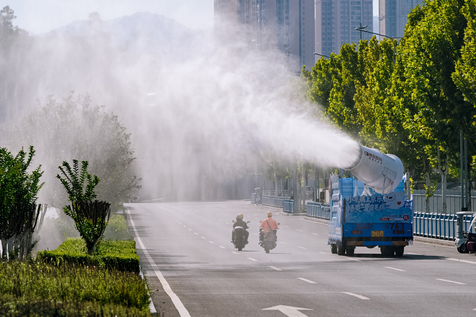京东买药大暑日巡游降温 OMG 重庆夏天直接开启 “露天蒸箱” 模式🥵！京东买