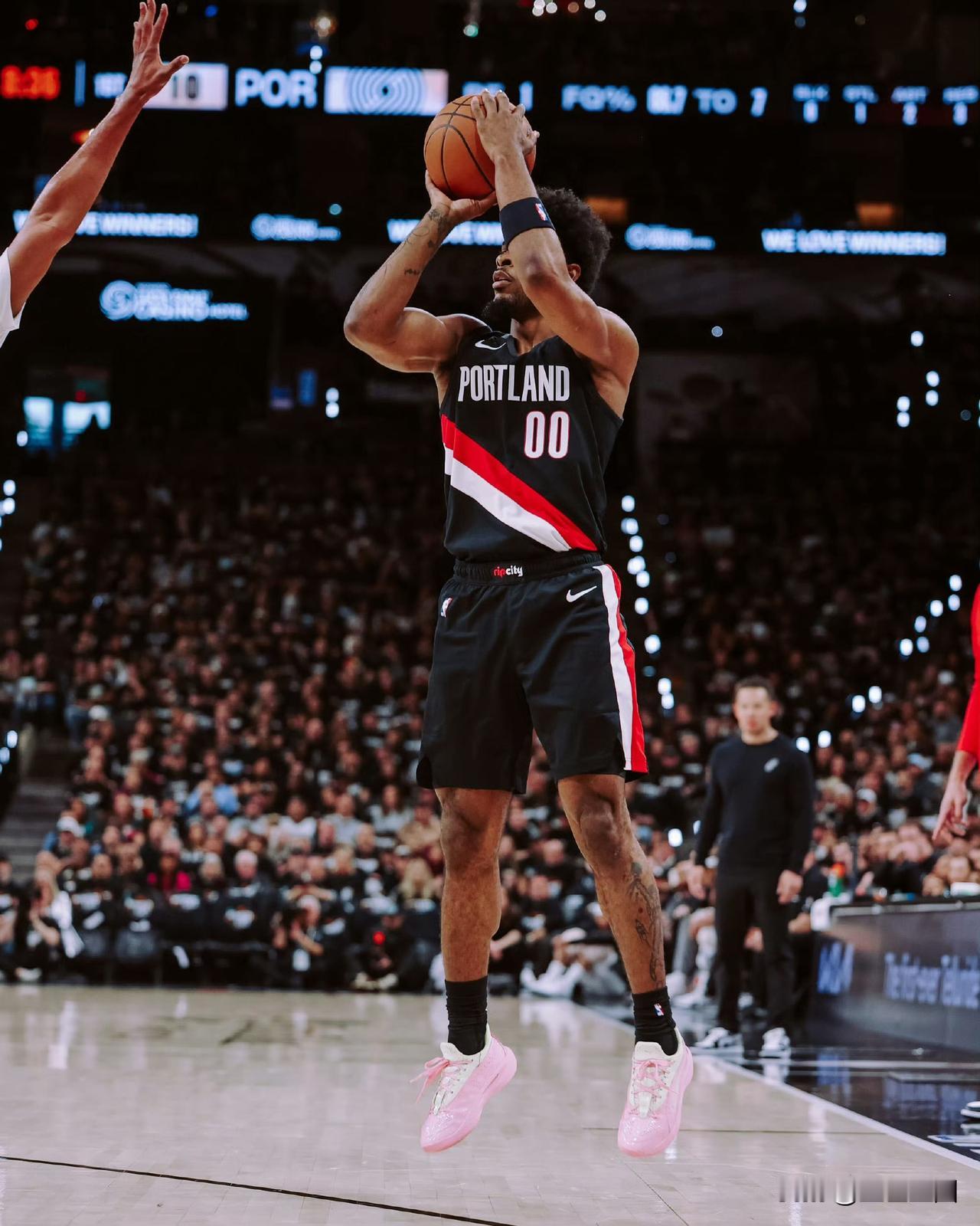 文班伤退，开拓者106:103逆转战胜马刺！
马刺和开拓者G2，文班只打了十几分