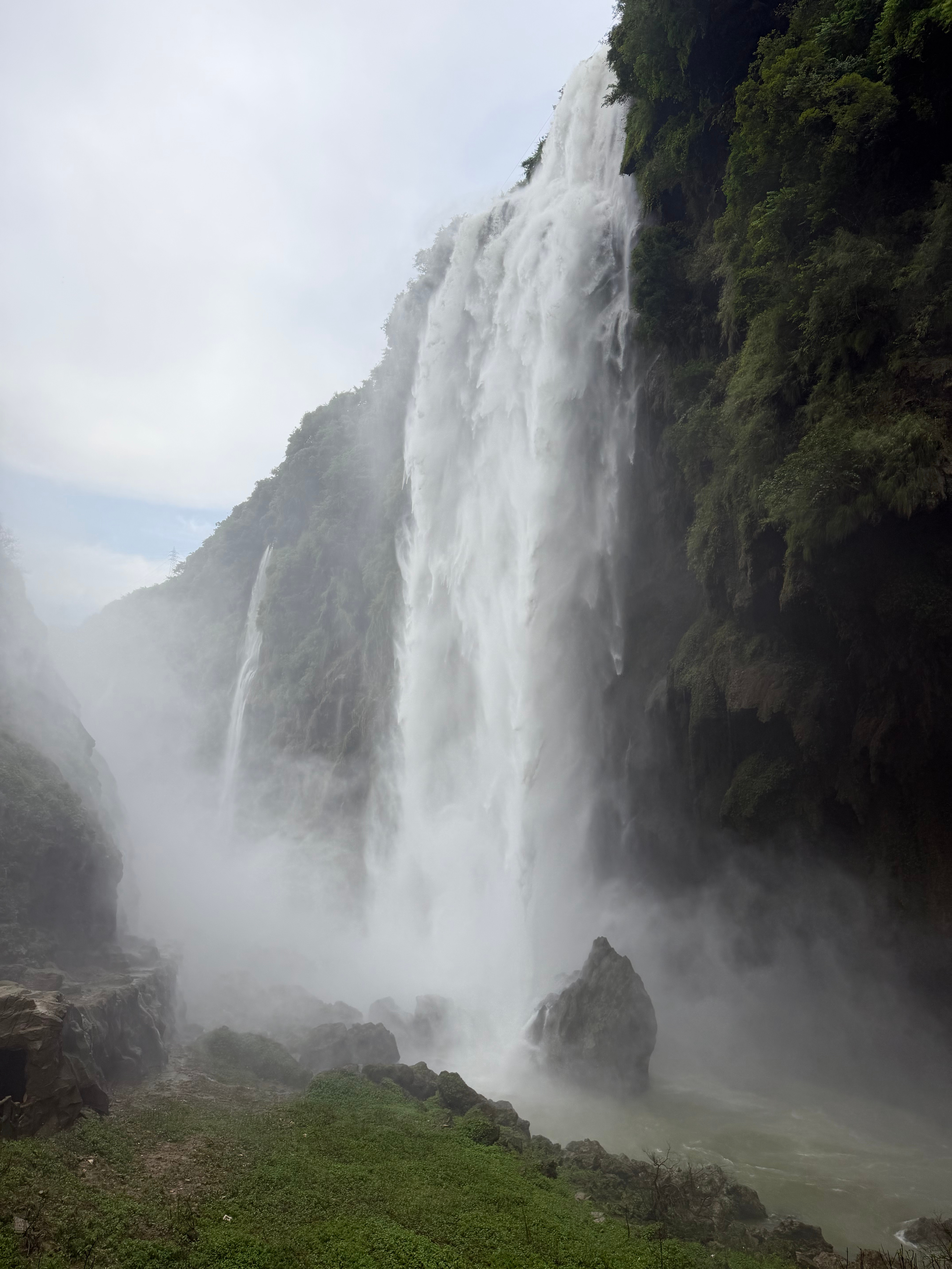 🌍地球最美裂缝马岭河峡谷徒步瀑布群超级壮观震撼期间横穿一个个瀑布🤣全身湿透！