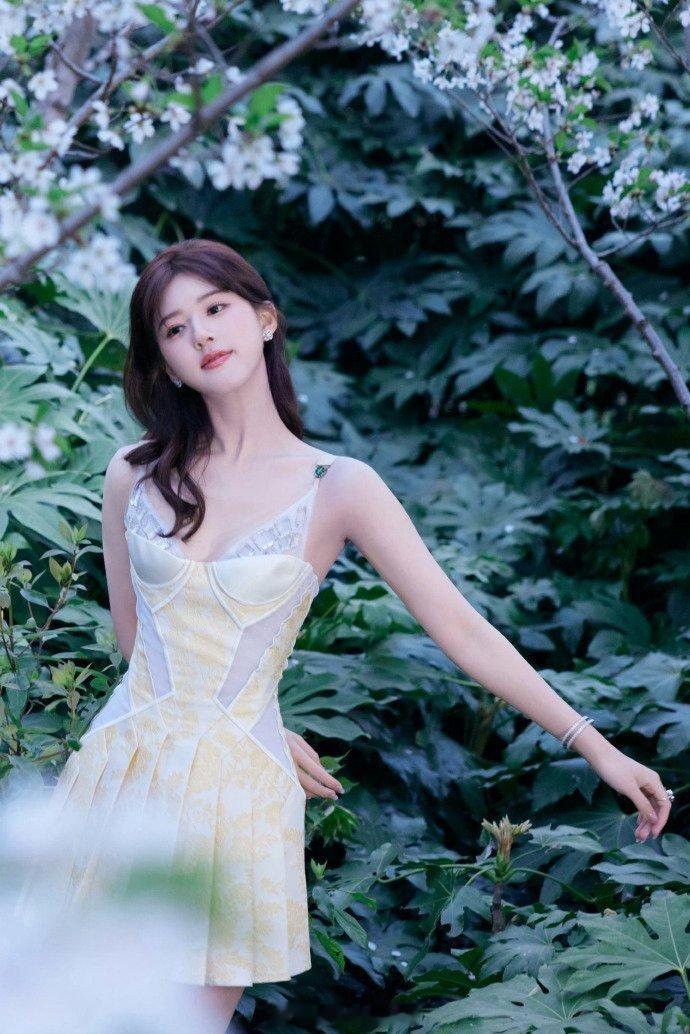 赵露思甜美的少女感穿搭 ​​​