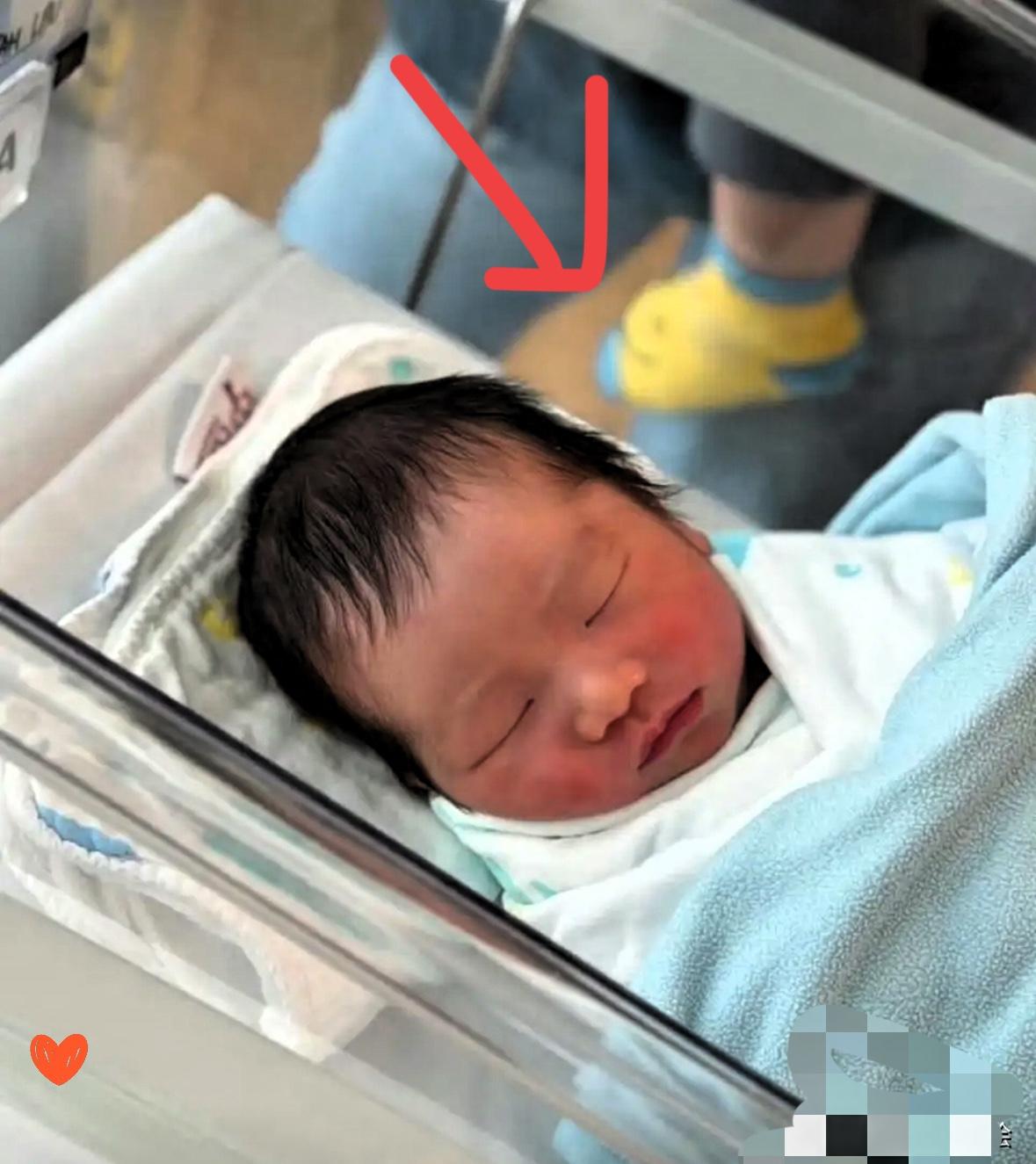 正在参加wtt新加坡大满贯的黄镇廷传来了好消息！

黄镇廷的太太在社媒晒出多张合