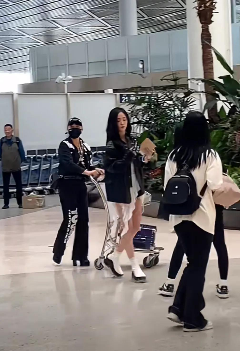 海口美兰机场偶遇吴宣仪
吴宣仪个子也不矮呀
穿这个增高鞋看着好离谱
像是穿了一双