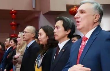 乌克兰独立后，大量科学家被中国“接纳”。而这些科学家来到中国后，不少人第一个要求