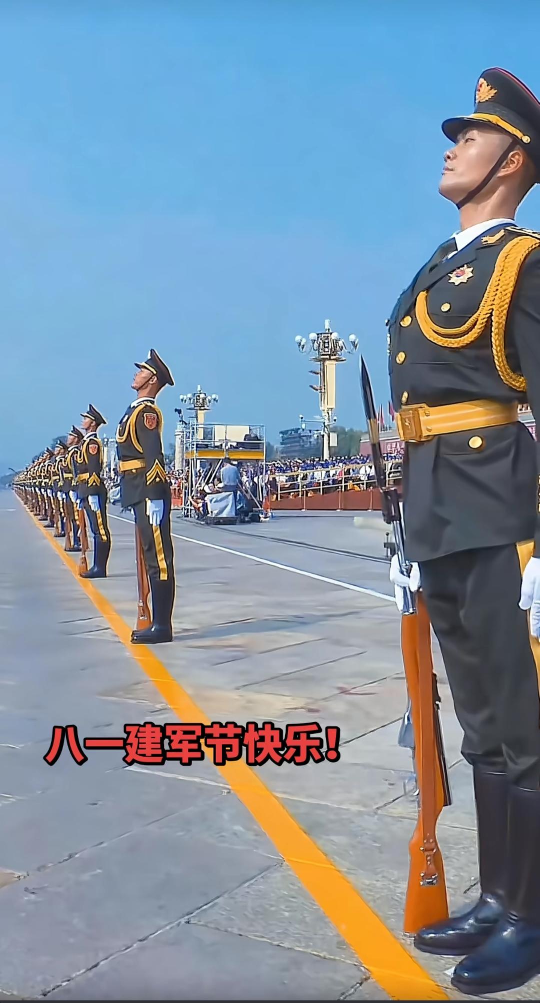 整齐划一的军人列队站岗。向八一建军节敬礼🫡！