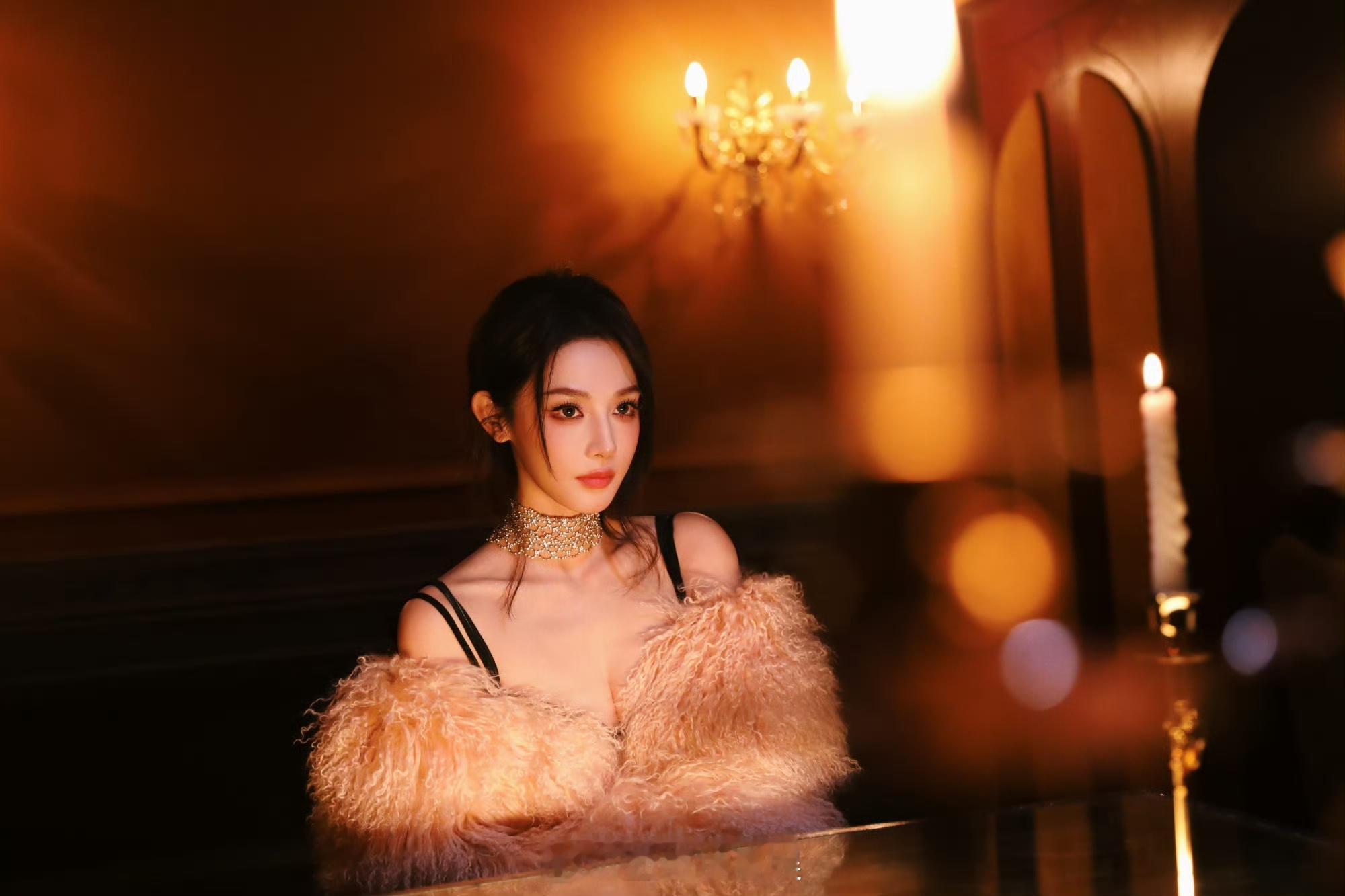 彭小苒满钻choker 彭小苒的满钻 choker 直接美到心巴上， 简约设计却